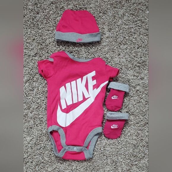 Nike Reddish Pink Onesie with Hat & Mittens & Under Armour Purple & Pink Sleeper - Picture 2 of 7